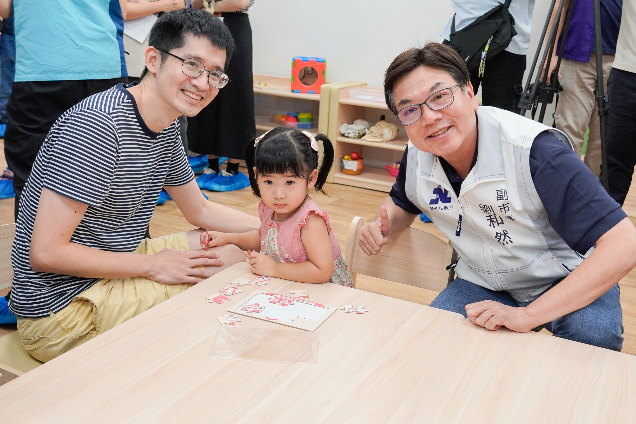 劉和然副市長在第127家中和安邦公托啟用上 與年輕父親和小朋友親切互動